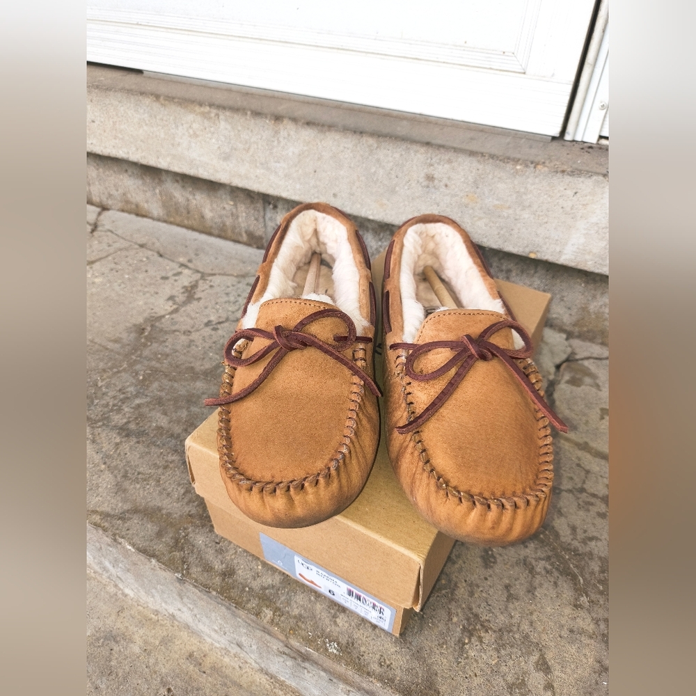 UGG Dakota Womens Brown Suede Slip On Moccasin Slippers Size 6
